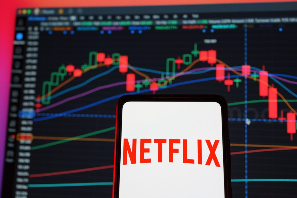 Netflix (NFLX) Stock: Gains Almost 1% After Refinancing $25 Billion Loan